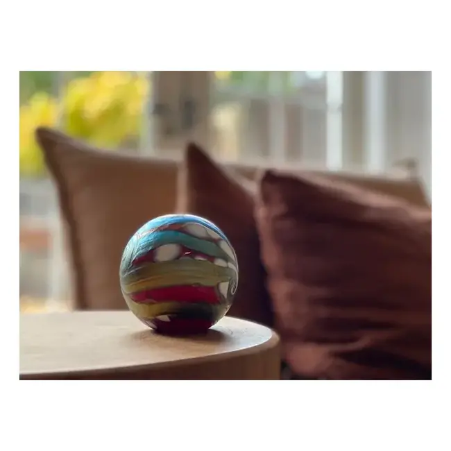 Kristalglazen Elan-line urn klein - rood met parelmoerglans