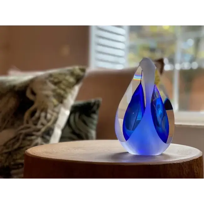 Kristalglas urn blauwe weerspiegeling