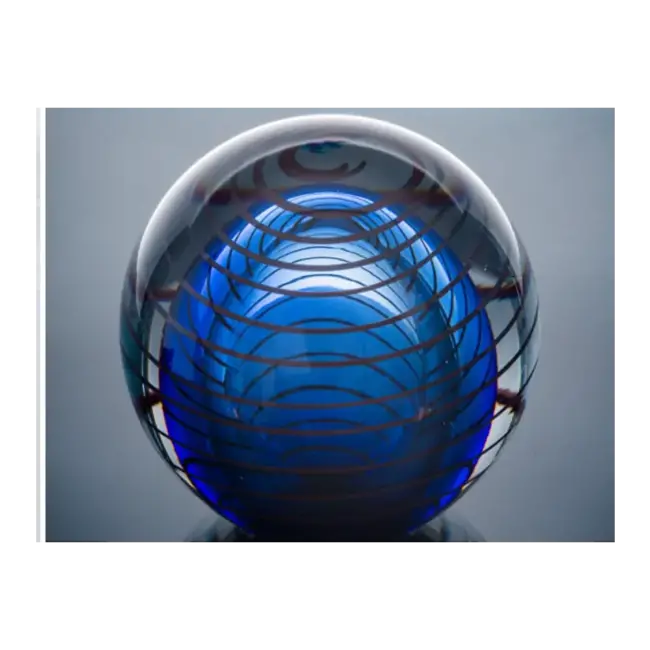 Kristalglazen urn Cirkel van het Leven - transparant met koningsblauwe kern en rode cirkels