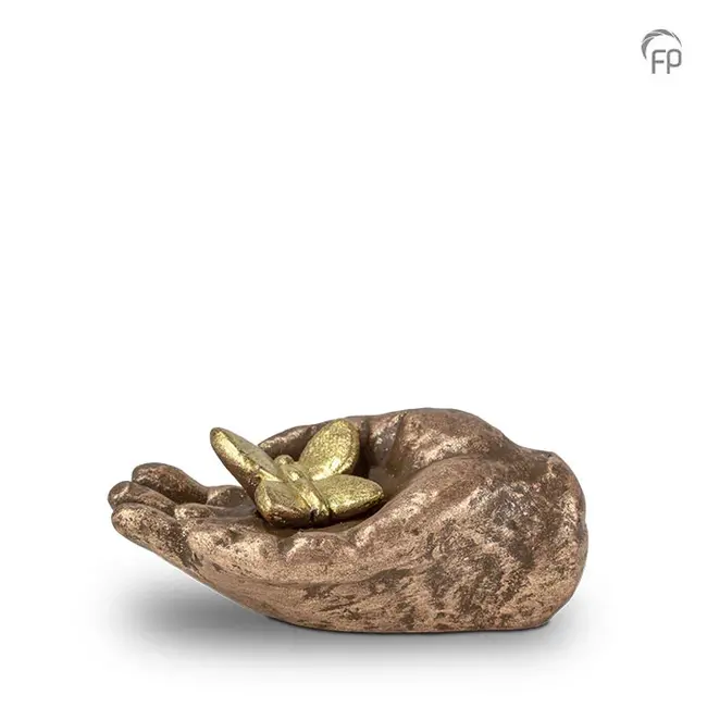 Keramische urn - hand met vlinder