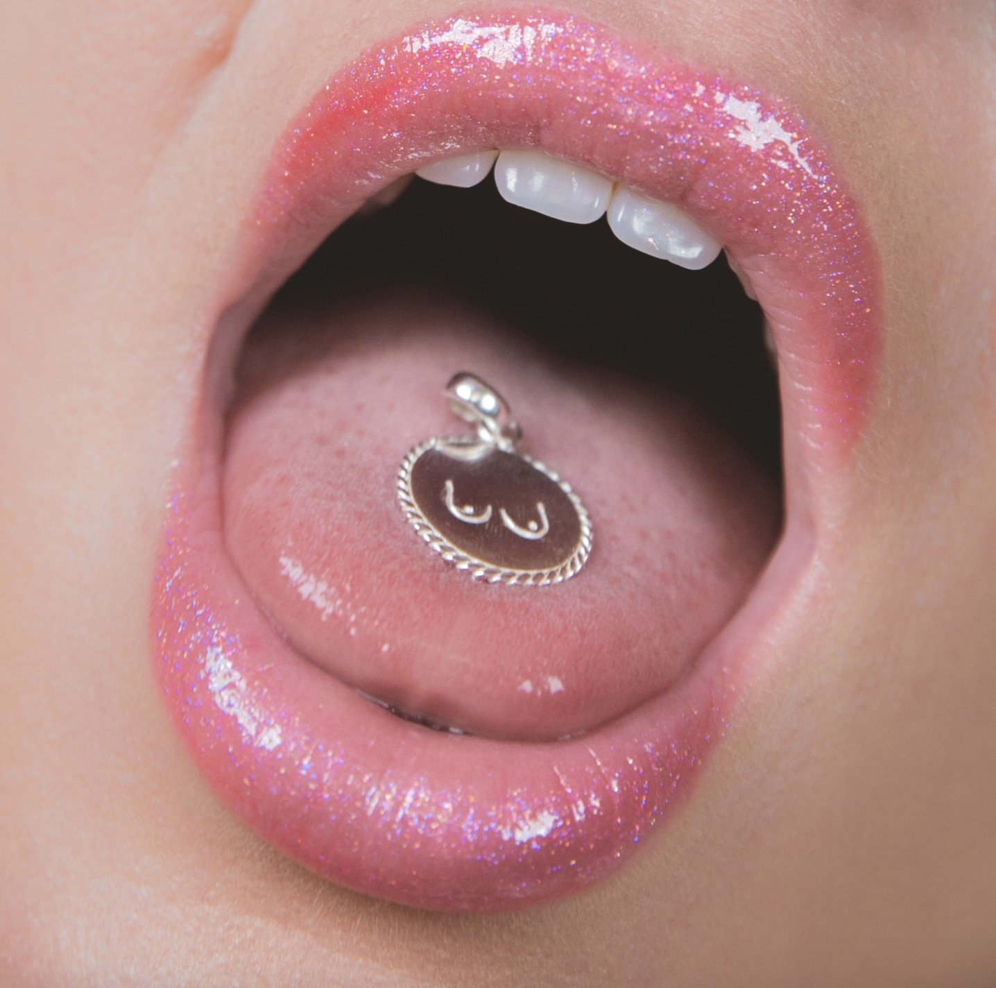 T.I.T.S. TITS TWEE KANTEN HANGER ZILVER