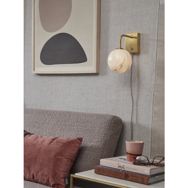 Wandlamp glas/ijzer Carrara bol 12x18xh.21cm wit marmerprint/goud