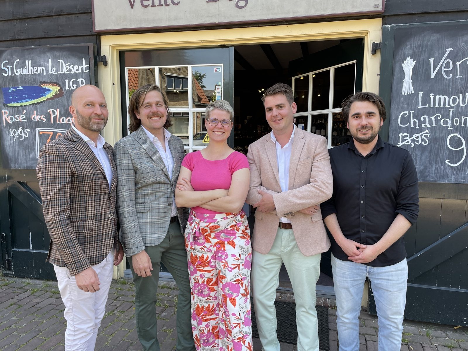 Frank, Dirk, Evelien en Robbert, de eigenaren van De Larense Wijnkoperij, met wijnadviseur Thomas voor de winkel aan de Torenlaan in Laren