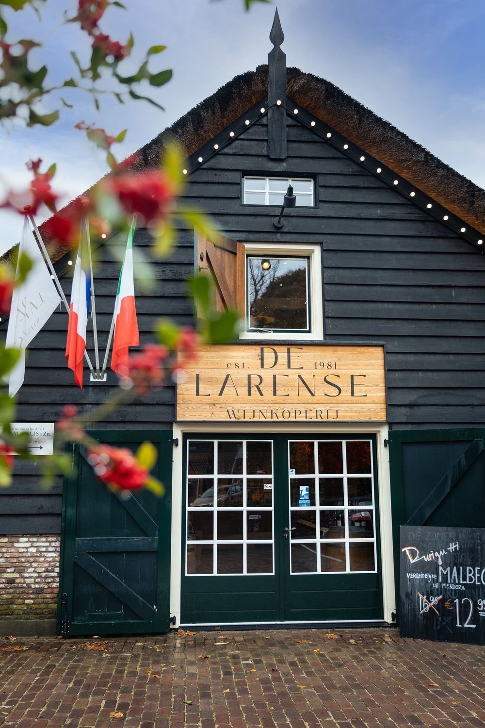 De monumentale boerderij aan de Torenlaan in Laren waarin De Larense Wijnkoperij is gevestigd