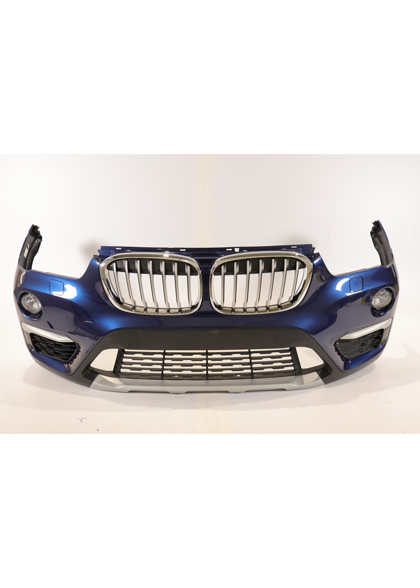 BMW BMW X1 F48 Complete front bumper with PDC 7453565 51117453565