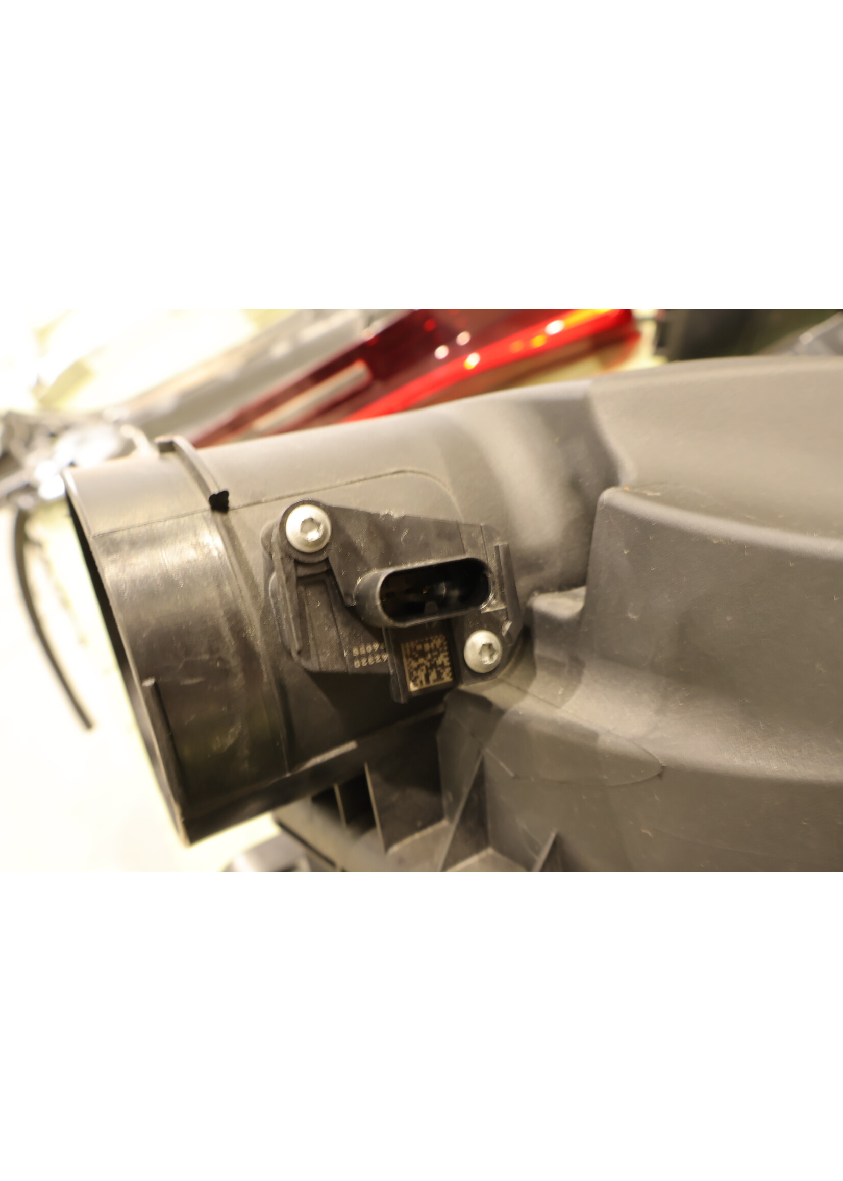 BMW BMW 3er G20 G21 320iLuftfiltergehäuse + Temperatursensor 72423104 13718580424