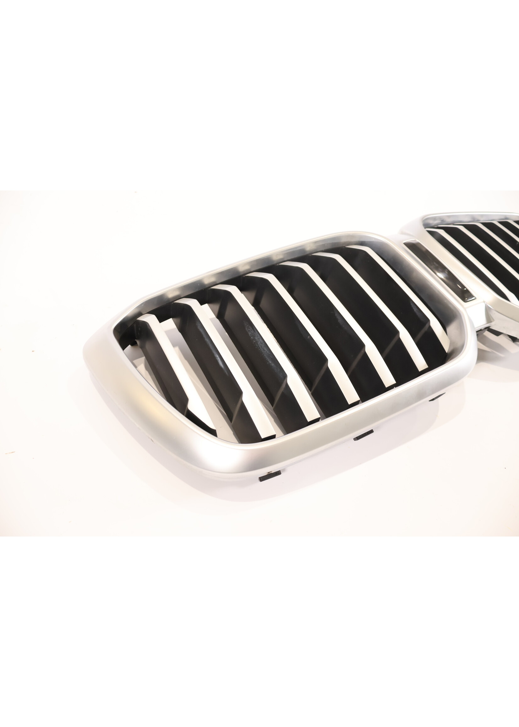 BMW BMW X1 U11 Grill front bumper 10627111 51135A1A3F5