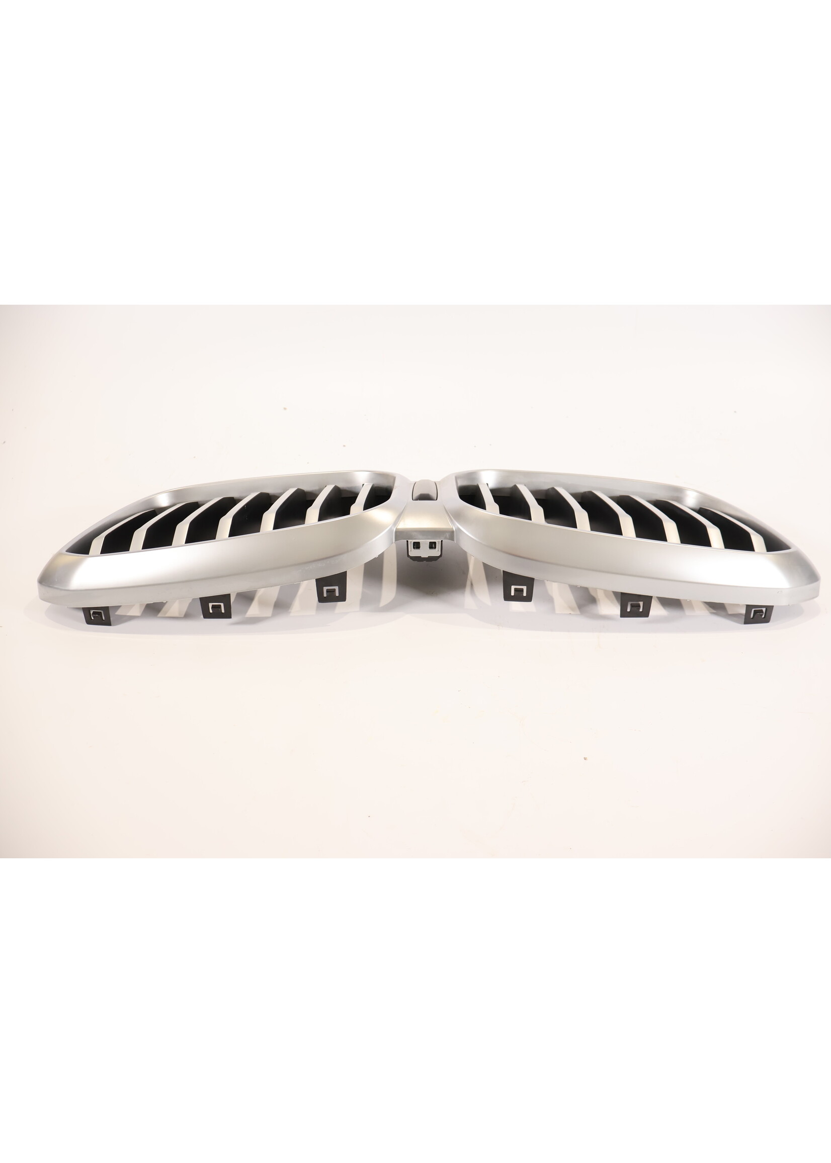 BMW BMW X1 U11 Grill front bumper 10627111 51135A1A3F5