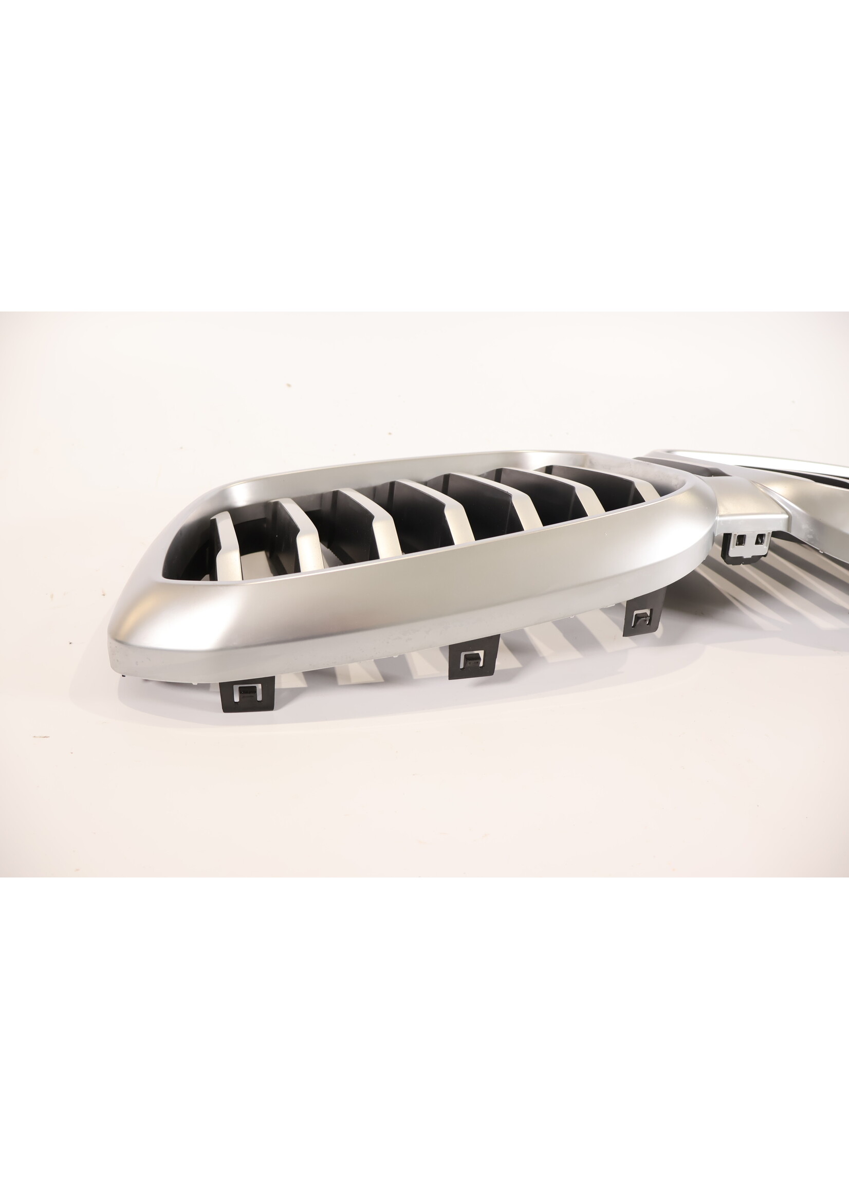 BMW BMW X1 U11 Grill front bumper 10627111 51135A1A3F5