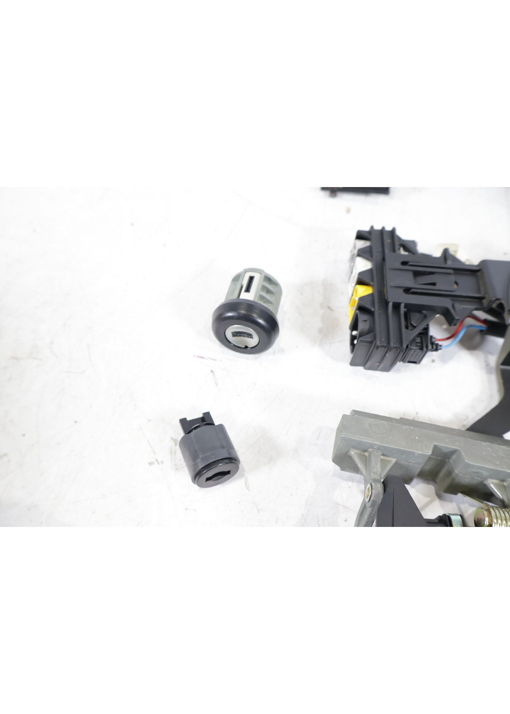 BMW BMW 5 Series E34 OEM Set of keys and locks NEW! 51218116396 51218194599