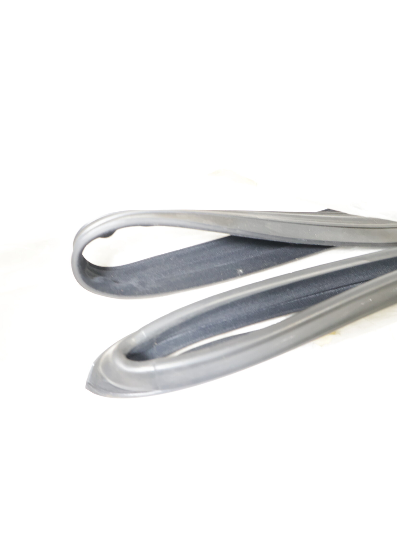 BMW BMW E36 3 Serie Sedan OEM Raamgeleider deur rubber links achter NIEUW! 51348213983