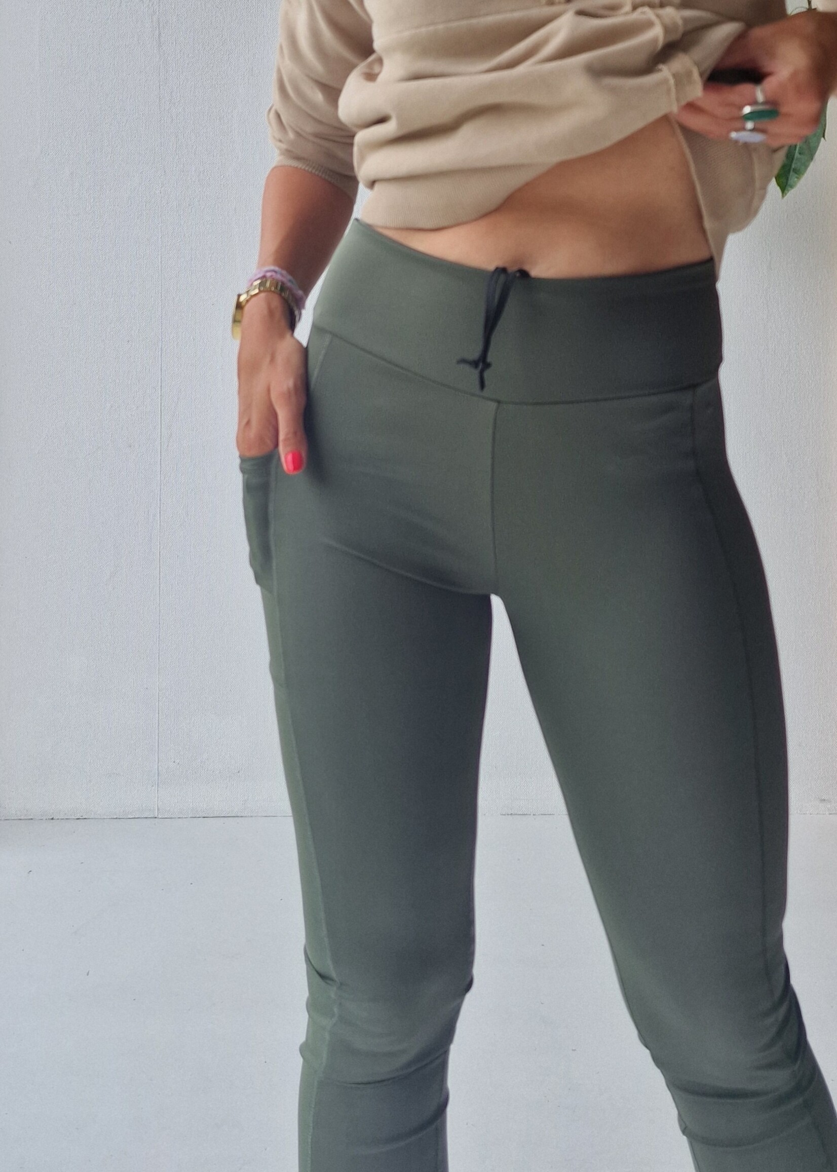 MadameLiz Long sports leggings | with side pocket | kakhi