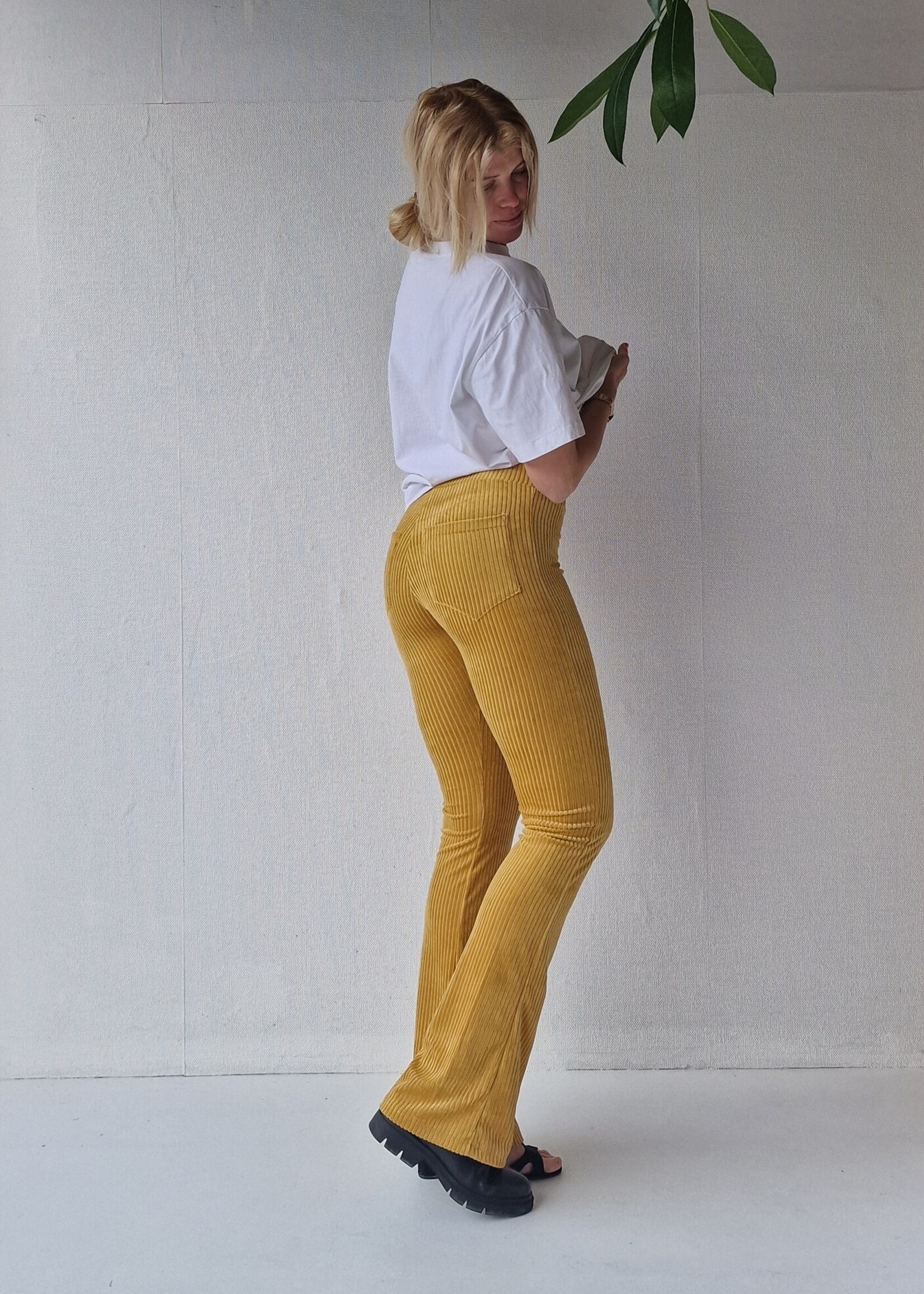 MadameLiz Flared | rib oker | extra lange flared legging