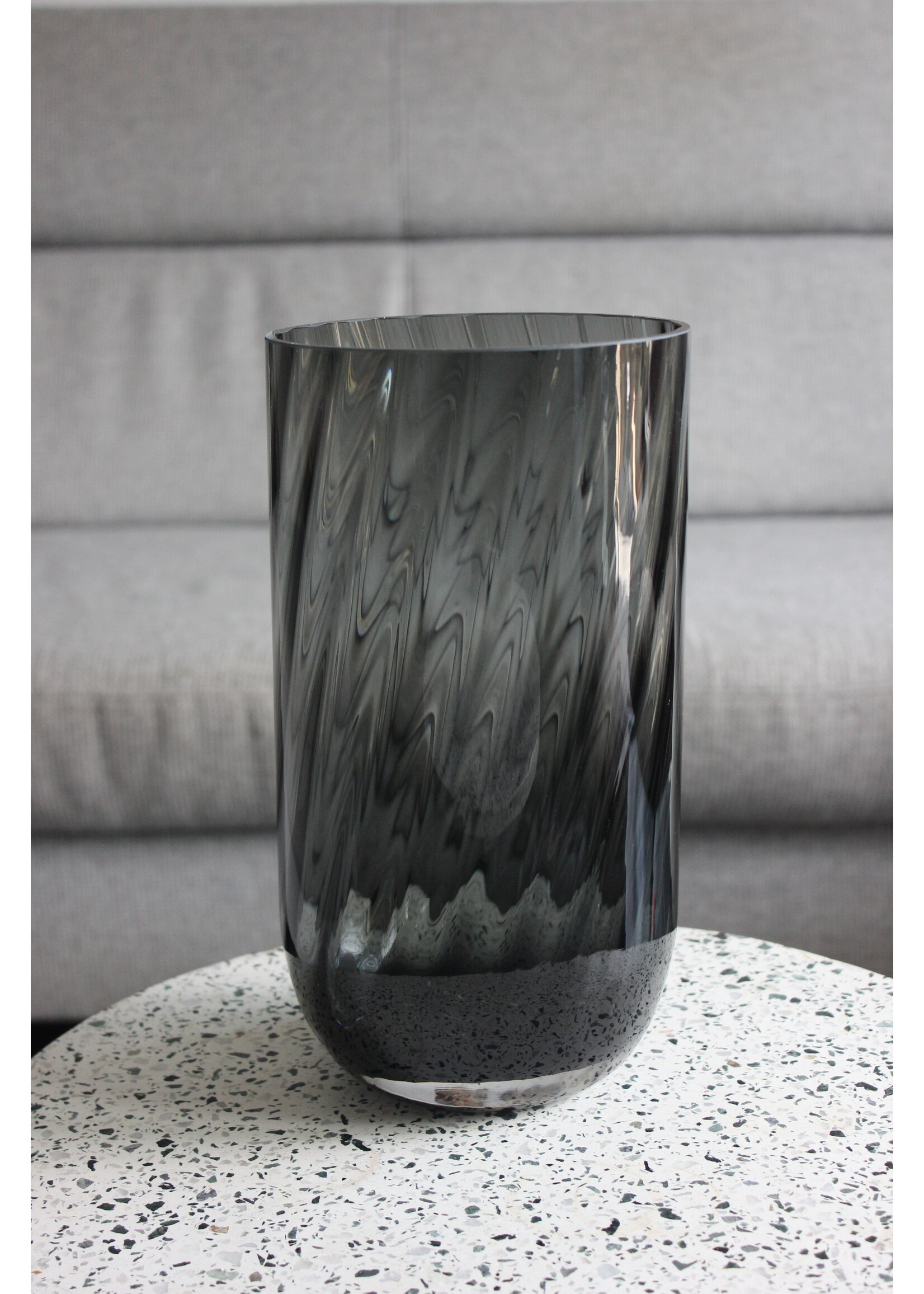 Vase of the world grijs zwarte wave vaas.