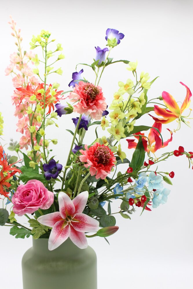 Zijden kunstbloemen schikking Weelderig – 80 cm – Luxe mix van kleuren - Bloemenjunkie Zijden kunstbloemen schikking Weelderig – 80 cm – Luxe mix van kleuren - Bloemenjunkie