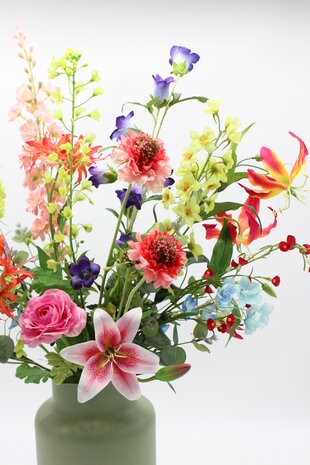 Zijden kunstbloemen schikking Weelderig – 80 cm – Luxe mix van kleuren - Bloemenjunkie Zijden kunstbloemen schikking Weelderig – 80 cm – Luxe mix van kleuren - Bloemenjunkie