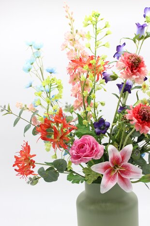 Zijden kunstbloemen schikking Weelderig – 80 cm – Luxe mix van kleuren - Bloemenjunkie Zijden kunstbloemen schikking Weelderig – 80 cm – Luxe mix van kleuren - Bloemenjunkie