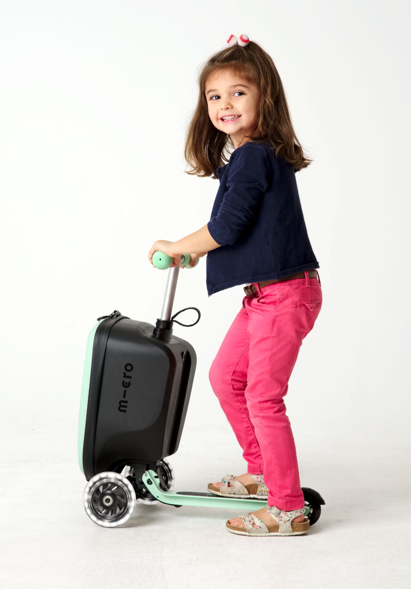 Micro , la trotinette qui transporte votre valise et son