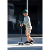 Maxi Micro scooter Deluxe Flux LED  - 3-wheel children's scooter - Neochrome Black