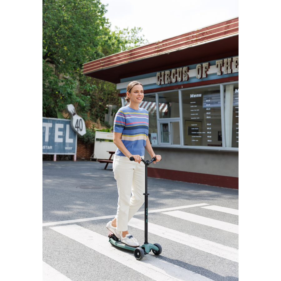 Micro Kickboard Reloaded - 3-wheel adult scooter - Olive Green