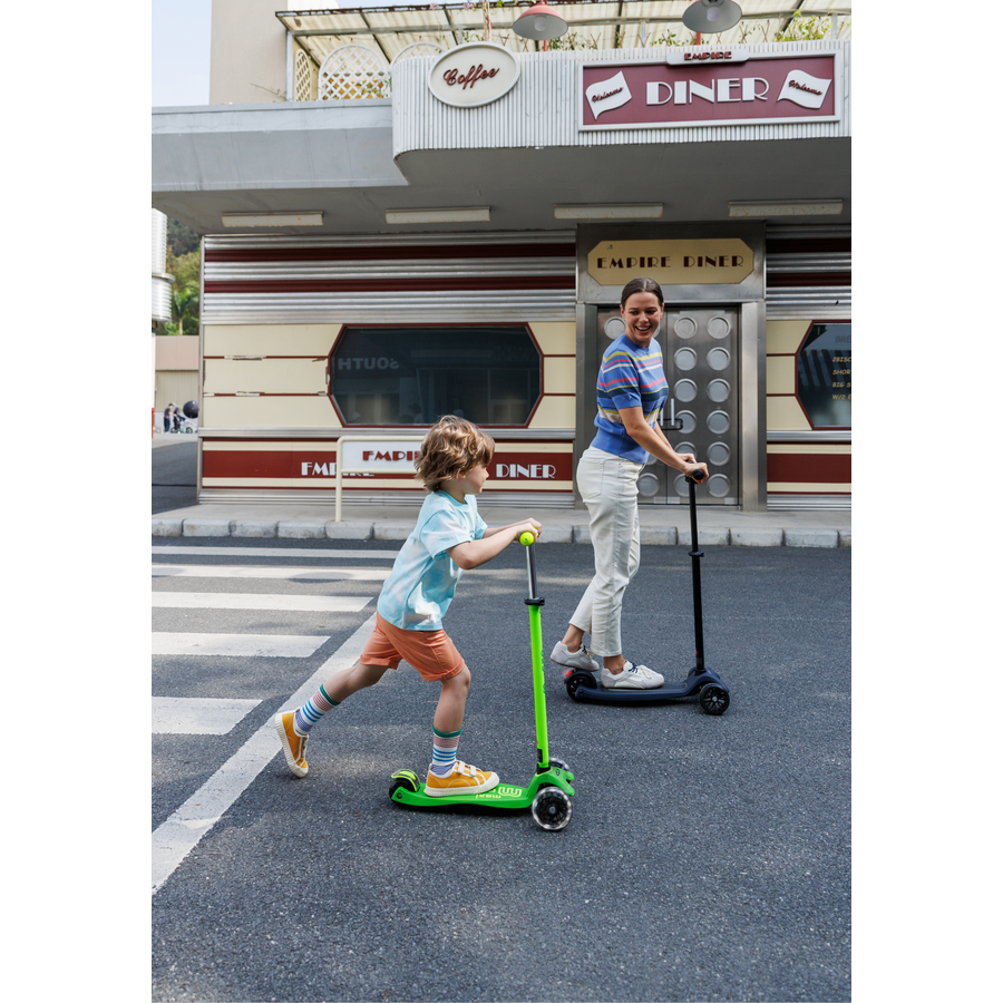 Maxi Micro scooter Deluxe LED - 3-wheel children's scooter - Yellow Green neon