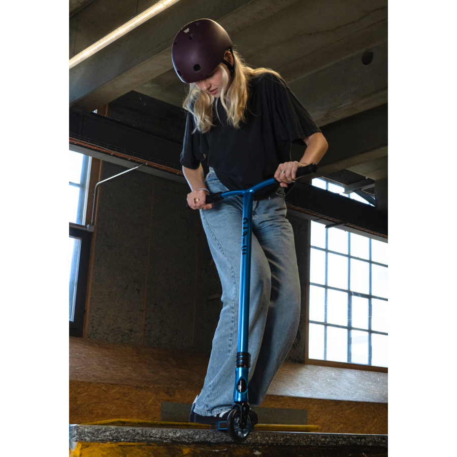 Micro Supreme - 2-wheel stunt scooter - Lightweight - Blue