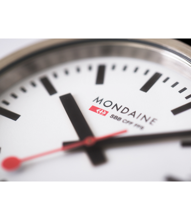Mondaine Classic horloge - zilverkleurige kast - zwart leren band - 30 mm
