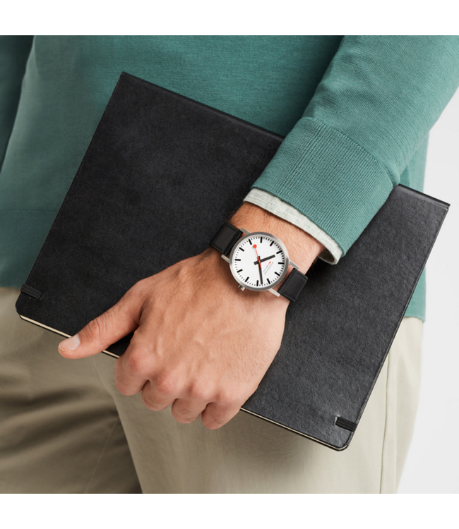 Mondaine Classic horloge - zilverkleurige kast - zwart leren band - 40 mm