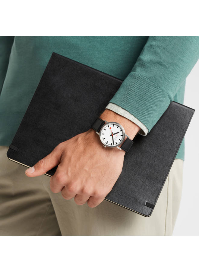 Mondaine Classic horloge - zilverkleurige kast - zwart leren band - 40 mm