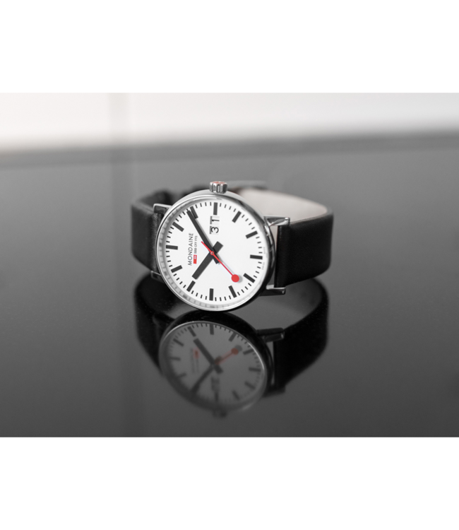 Mondaine Evo2 horloge - zilverkleurige kast - zwart leren band - 40 mm