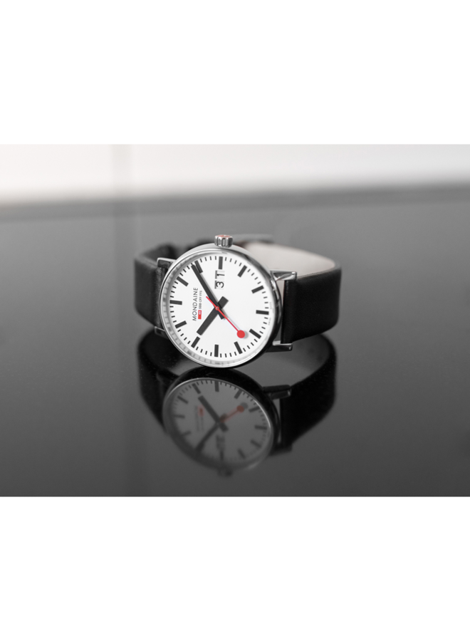 Mondaine Evo2 horloge - zilverkleurige kast - zwart leren band - 40 mm