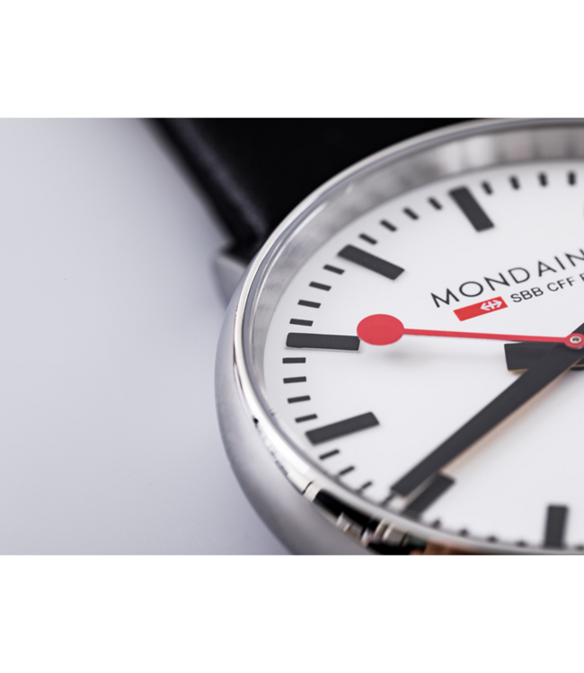 Mondaine Evo2 horloge - zilverkleurige kast - zwart leren band - 40 mm