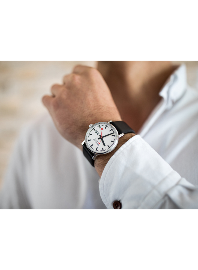 Mondaine Evo2 horloge - zilverkleurige kast - zwart leren band - 40 mm