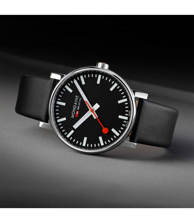 Mondaine Evo2 horloge - zilverkleurige kast - zwart leren band - 43 mm