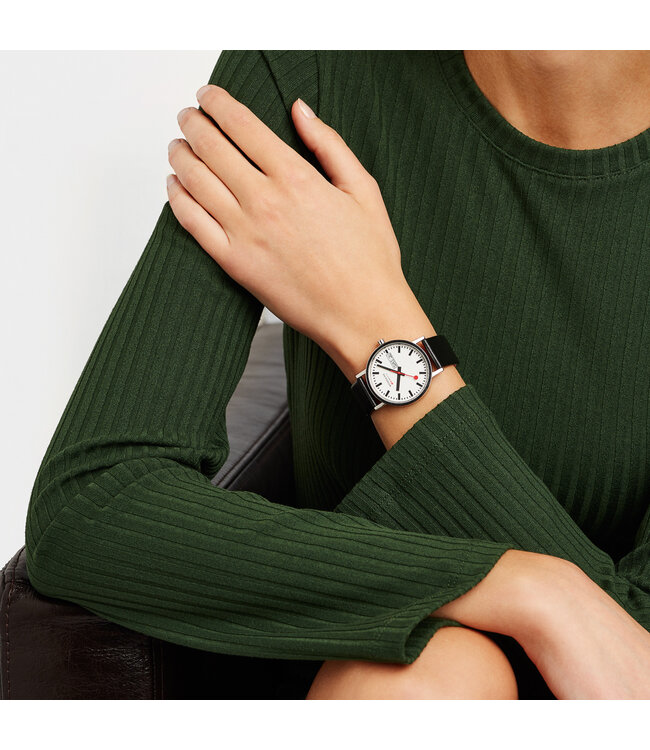 Mondaine Classic horloge - zilverkleurige kast - zwart leren band - 36 mm