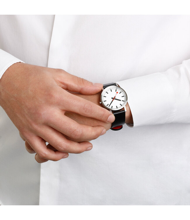 Mondaine Classic Pure horloge - zilverkleurige kast - zwart leren band - 30 mm