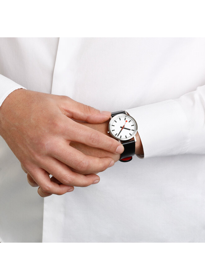 Mondaine Classic Pure horloge - zilverkleurige kast - zwart leren band - 30 mm