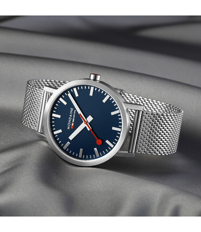 Mondaine Classic horloge - zilverkleurige kast - zilverkleurige mesh band - 40 mm