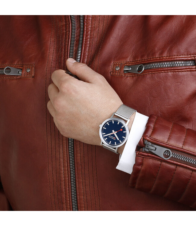 Mondaine Classic horloge - zilverkleurige kast - zilverkleurige mesh band - 40 mm