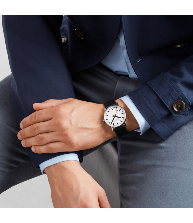 Mondaine Mondaine Evo2 horloge - zilverkleurige kast - zwart leren band - 40 mm