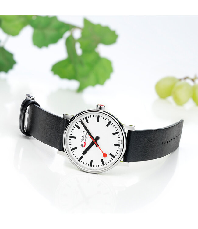 Mondaine Mondaine Evo2 horloge - zilverkleurige kast - zwart leren band - 40 mm