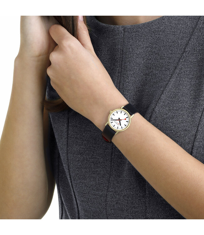 Mondaine Classic horloge - zilverkleurige kast - zwart leren band - 30 mm