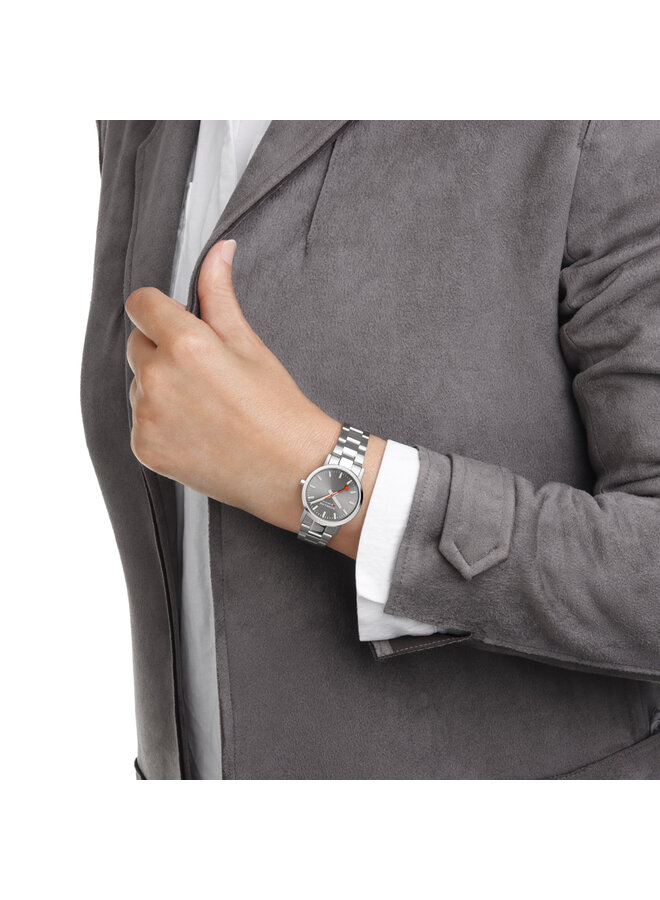 Mondaine Classic horloge - zilverkleurige kast - zilverkleurige mesh band - 30 mm