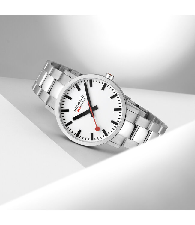 Mondaine Classic horloge - zilverkleurige kast - zilverkleurige mesh band - 40 mm