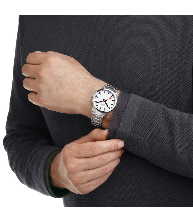 Mondaine Classic horloge - zilverkleurige kast - zilverkleurige mesh band - 40 mm