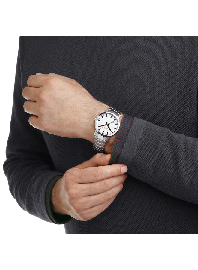 Mondaine Classic horloge - zilverkleurige kast - zilverkleurige mesh band - 40 mm