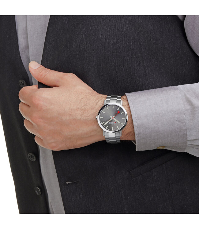 Mondaine Classic horloge - zilverkleurige kast - zilverkleurige mesh band - 40 mm