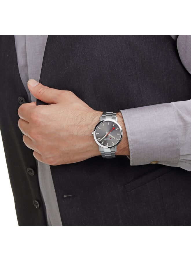 Mondaine Classic horloge - zilverkleurige kast - zilverkleurige mesh band - 40 mm