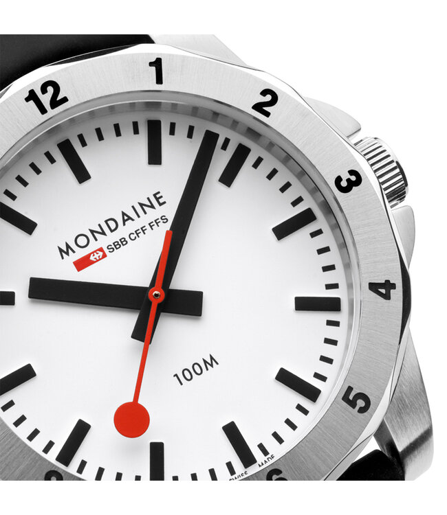 Mondaine Numeri horloge - zilverkleurige kast - zwart rubberen band - 42 mm