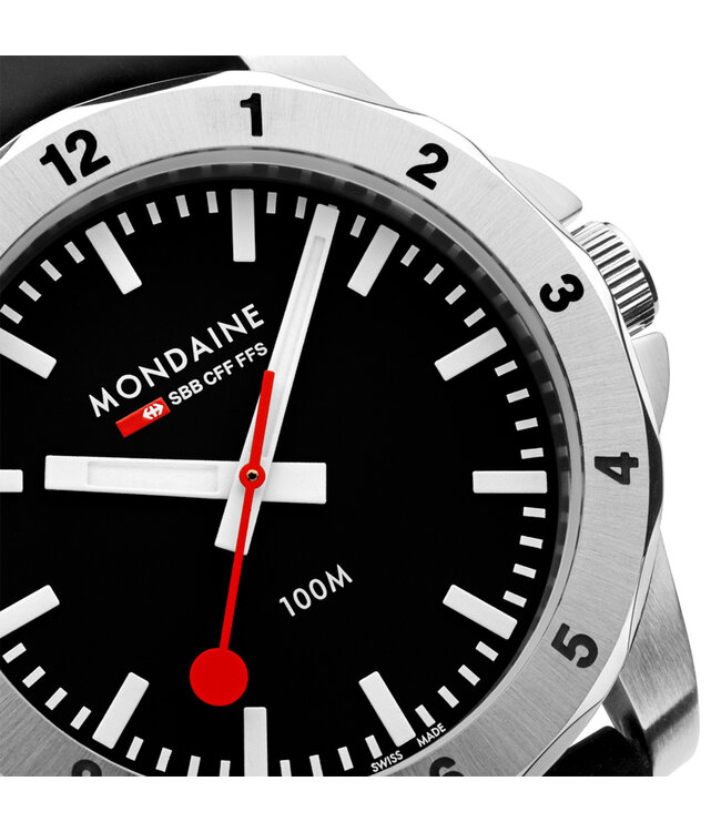 Mondaine Numeri horloge - zilverkleurige kast - zwart rubberen band - 42 mm